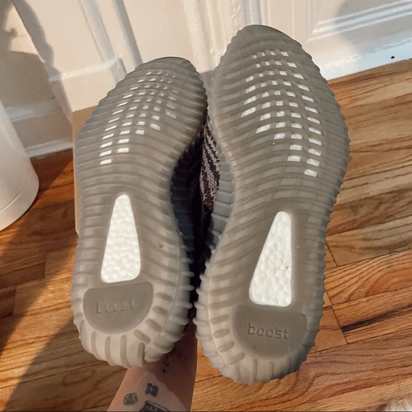 YEEZY BOOST 350 V2 - Beluga. Men’s 6/Women’s 7.5 US. - Picture 6 of 6